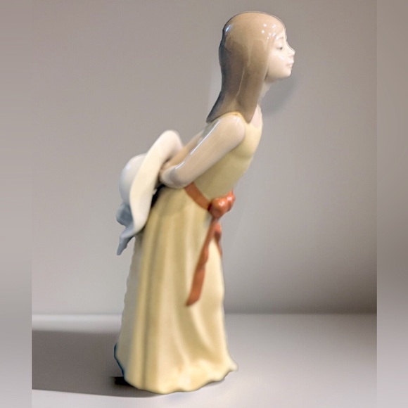 Retired Vintage Lladro Porcelain Sculpture “Naughty” Sun Hat Girl-Spain